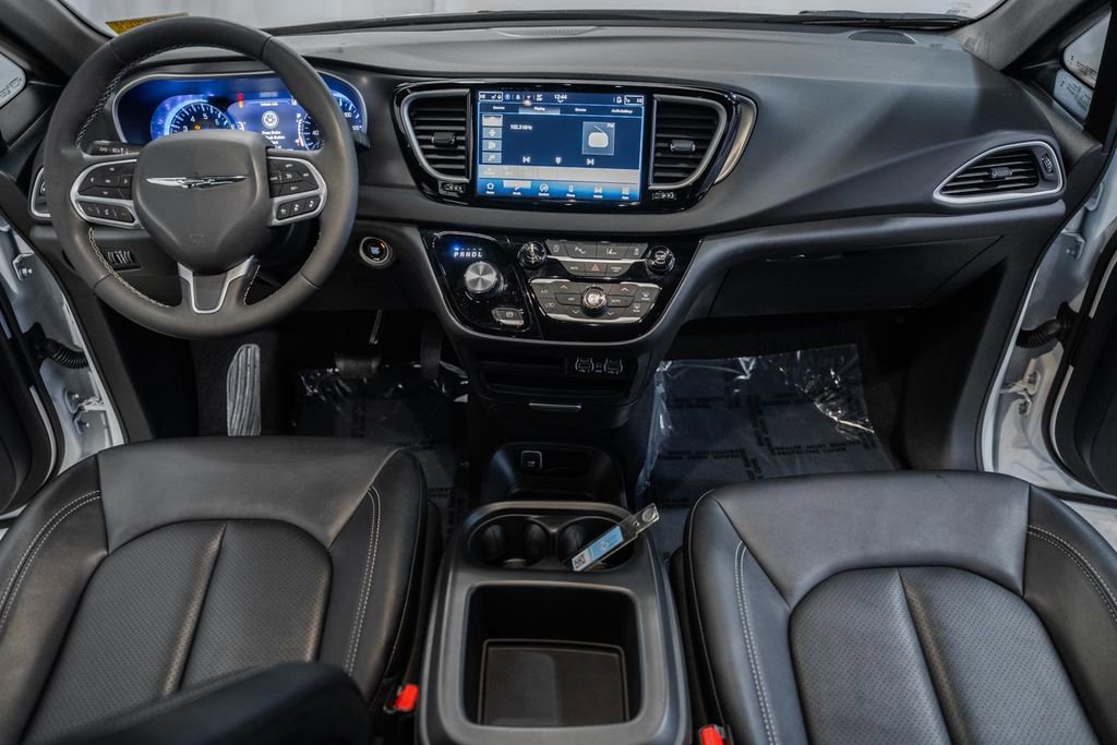 Used 2025 Chrysler Pacifica Select image 22