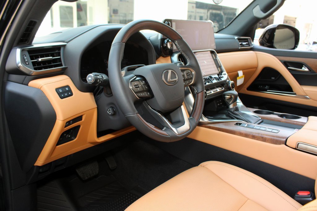 Used 2025 Lexus LX 600 4WD w/ Luxury Package image 7