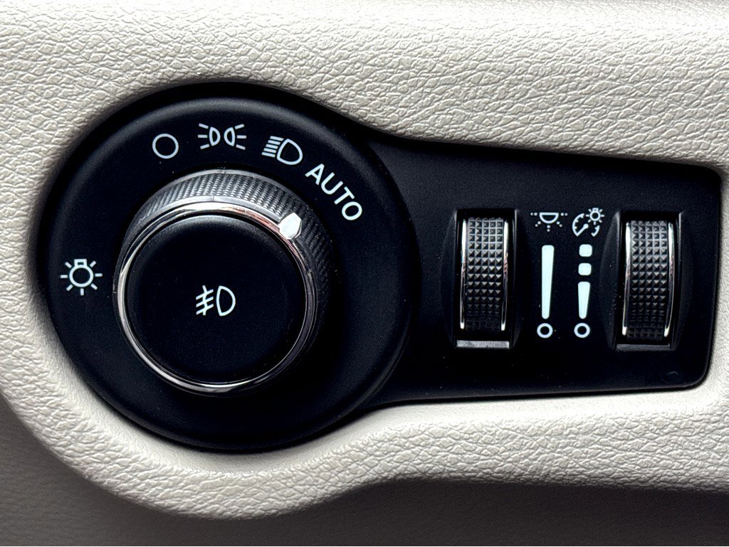 Used 2023 Chrysler Pacifica Touring-L image 14