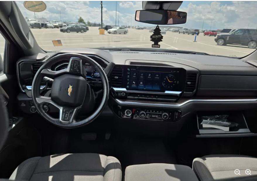 Used 2022 Chevrolet Silverado 1500 LT AWD/4WD image 4