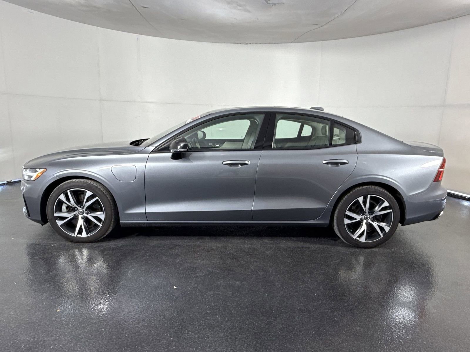 Used 2021 Volvo S60 T8 R-Design Expression image 8