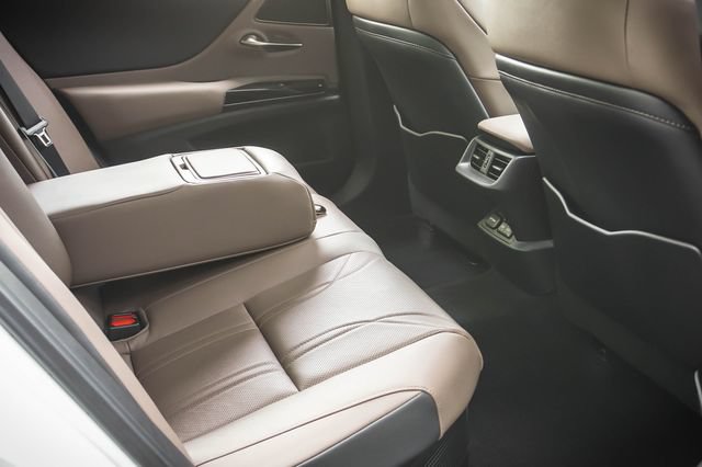 Certified 2025 Lexus ES 300h w/ Accessory Package (Z2) FWD image 24