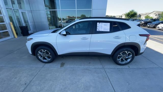 Used 2025 Chevrolet Trax LT FWD image 7
