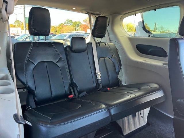 Used 2022 Chrysler Pacifica Touring-L FWD image 16