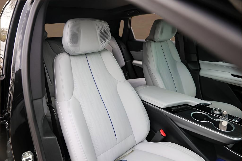 Used 2025 Cadillac Lyriq Luxury RWD image 30