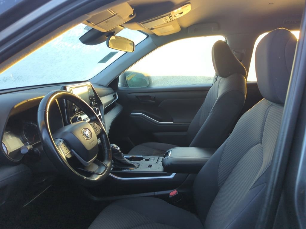 Used 2022 Toyota Highlander LE image 6