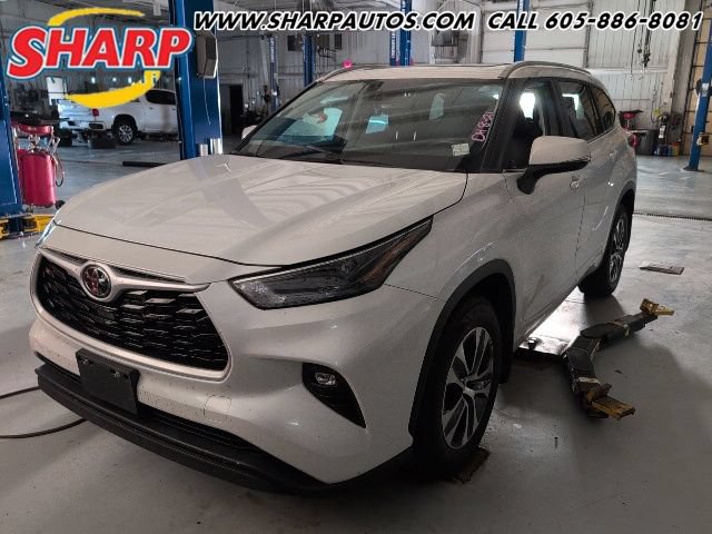 Used 2023 Toyota Highlander XLE AWD/4WD image 1