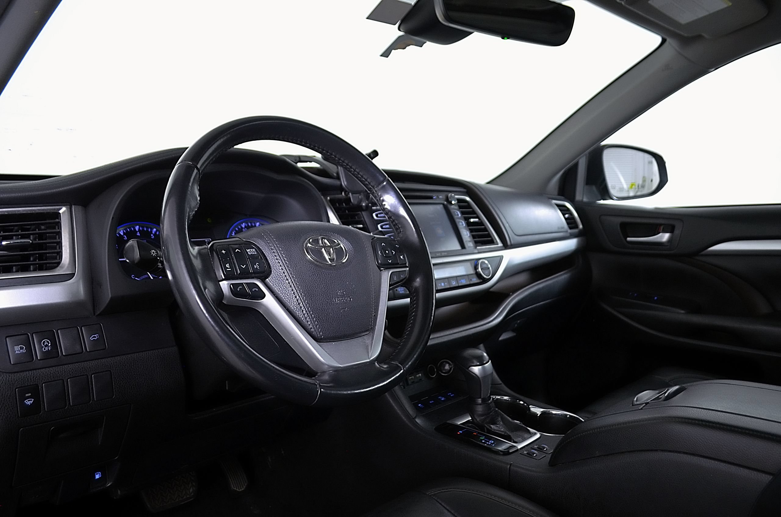 Used 2019 Toyota Highlander XLE AWD/4WD image 14