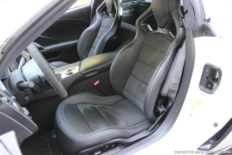 Used 2015 Chevrolet Corvette Z06 w/ 3LZ Preferred Equipment Group RWD image 39