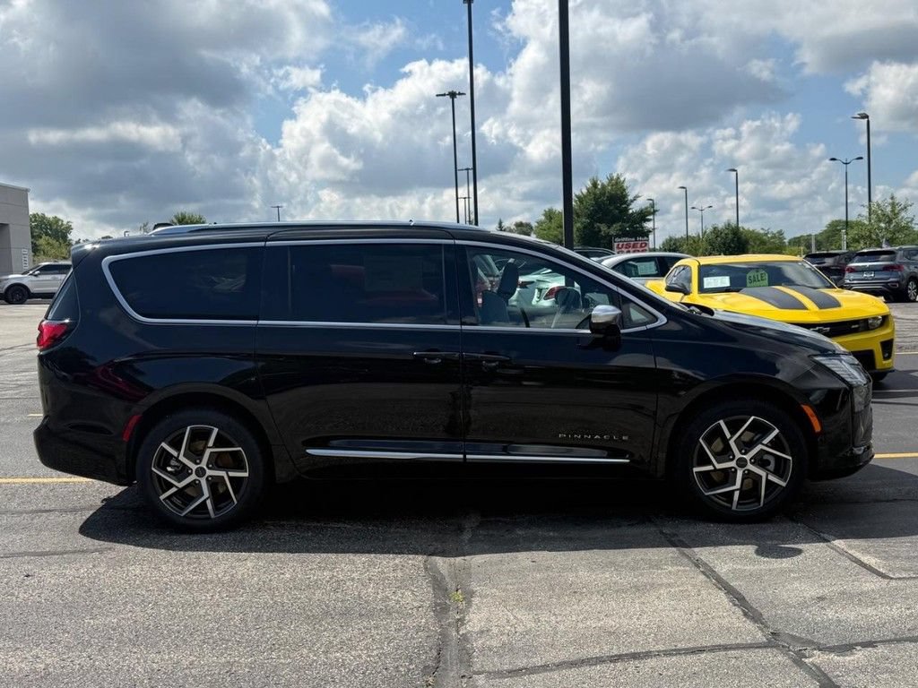 New 2027 Chrysler Pacifica Pinnacle w/ Theater Group AWD/4WD image 2