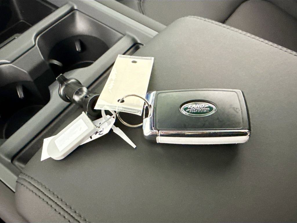 Used 2025 Land Rover Defender 110 X-Dynamic SE image 17