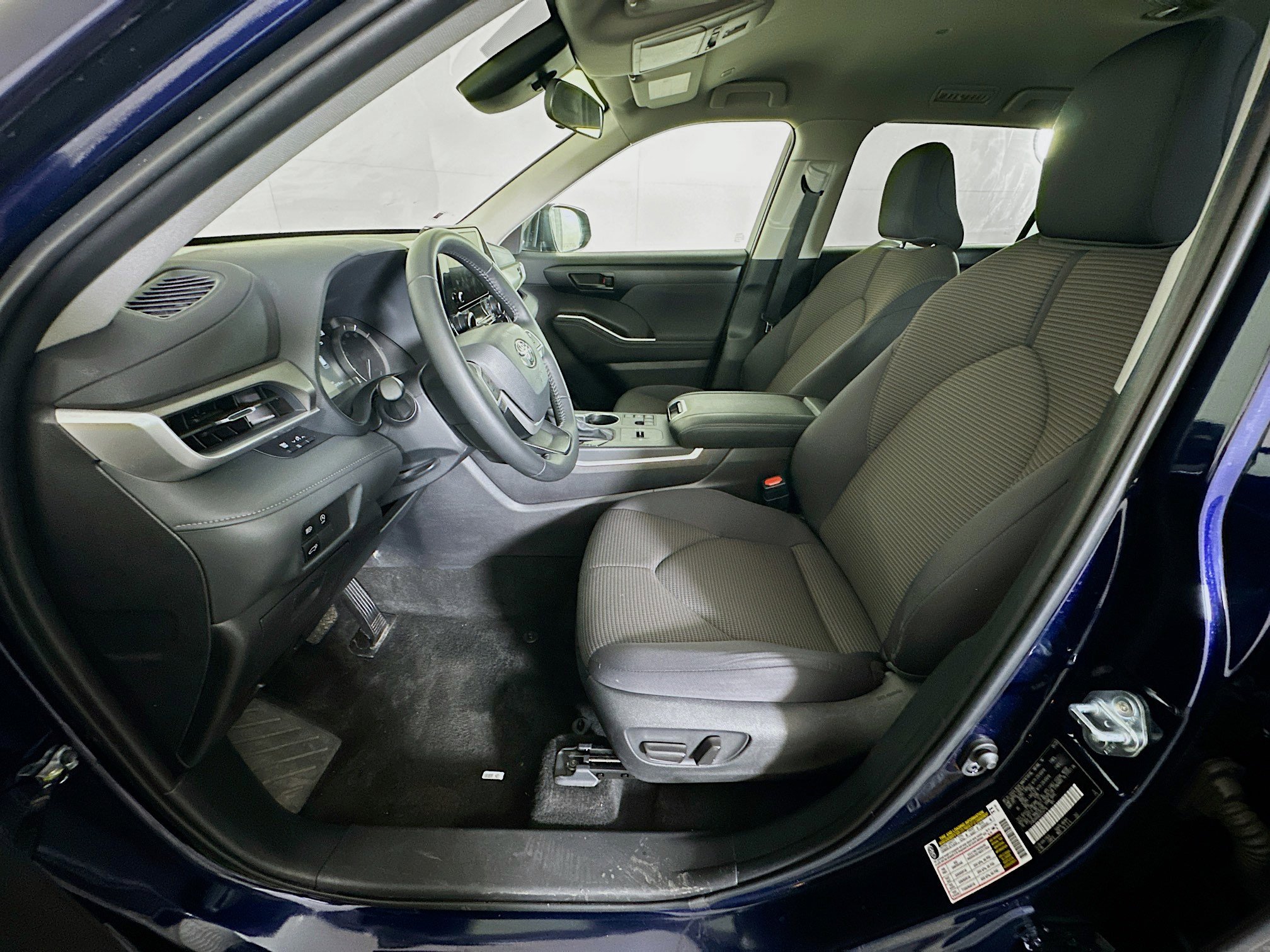 Used 2025 Toyota Highlander LE FWD image 13