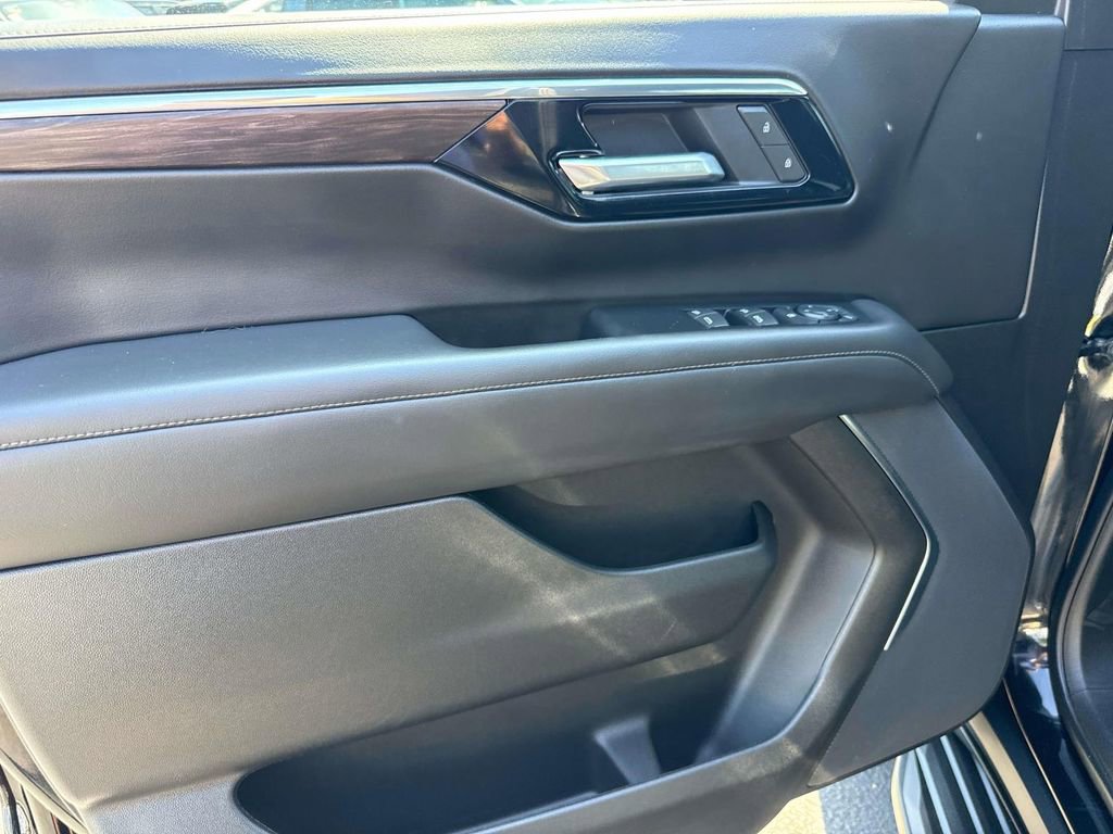 Used 2025 Chevrolet Suburban LS image 20