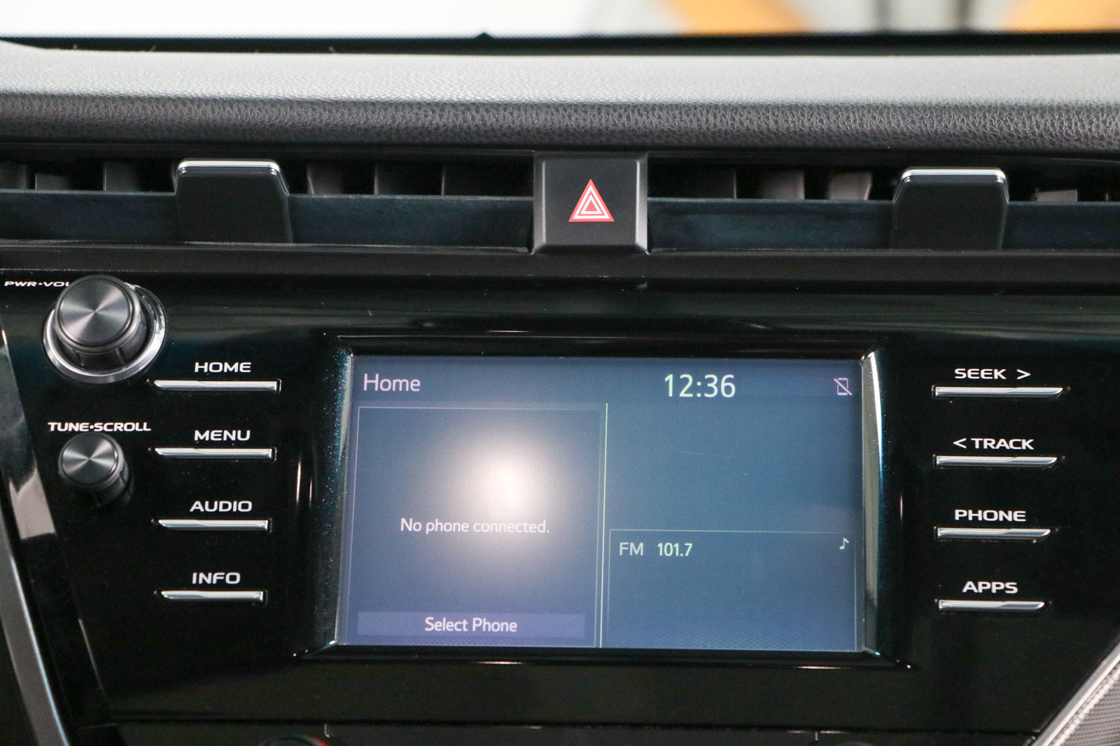 Used 2018 Toyota Camry SE w/ Moonroof Package FWD image 19