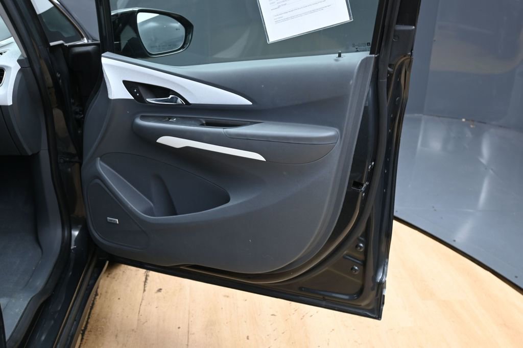 Used 2018 Chevrolet Bolt Premier w/ Driver Confidence II Package image 32