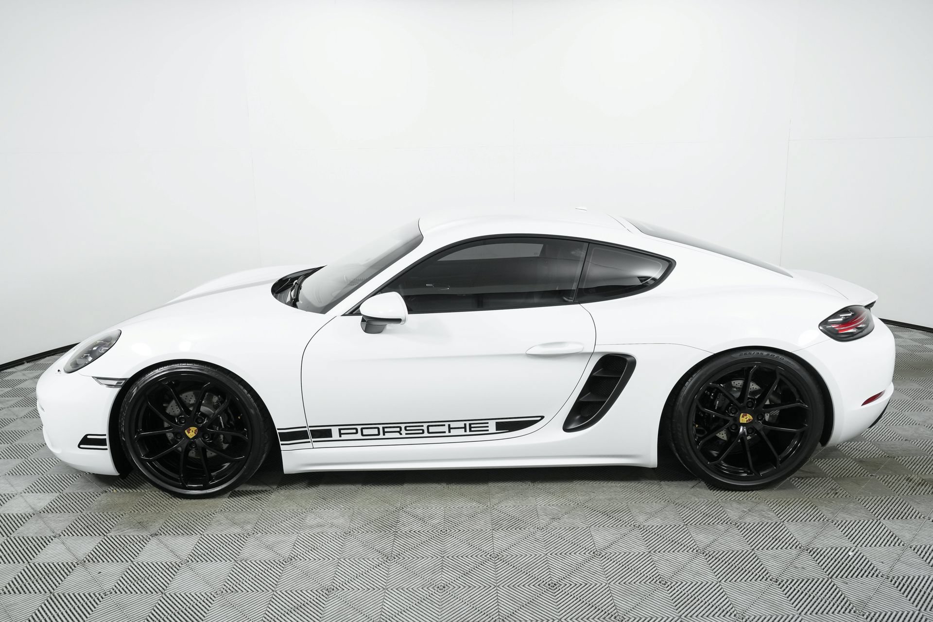 Used 2025 Porsche 718 Cayman RWD image 27