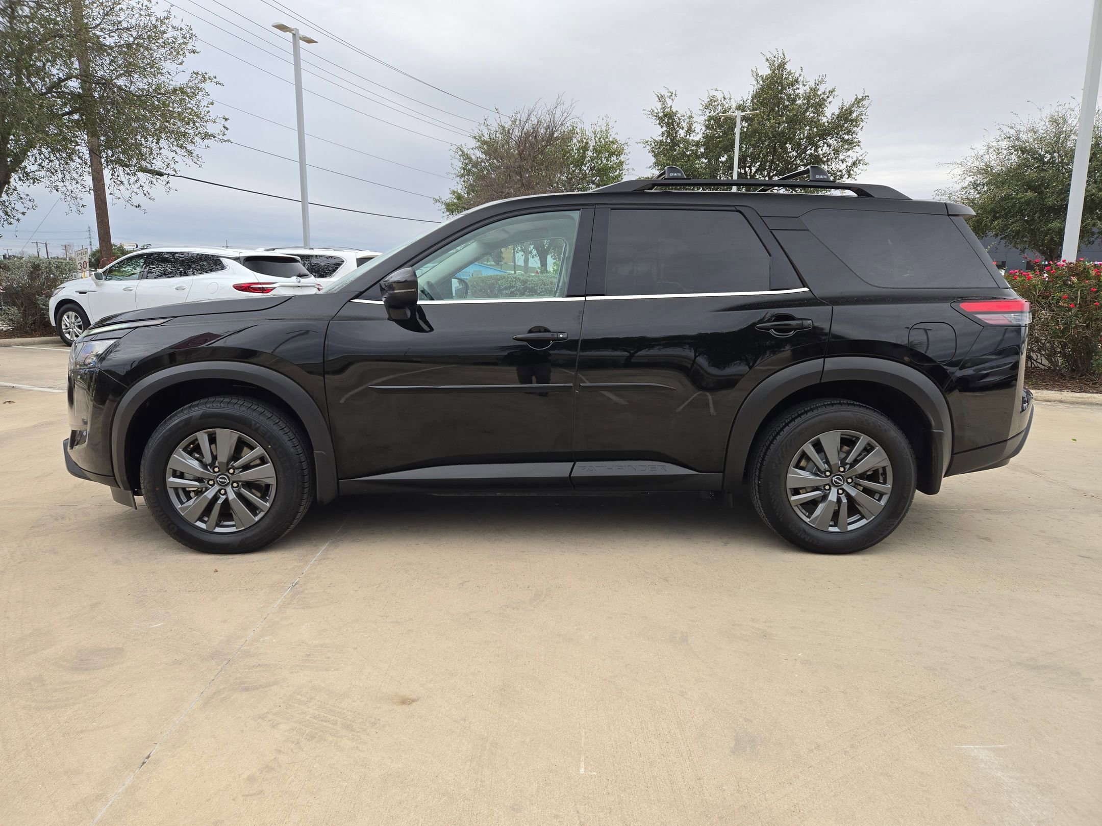 Used 2023 Nissan Pathfinder SV image 4