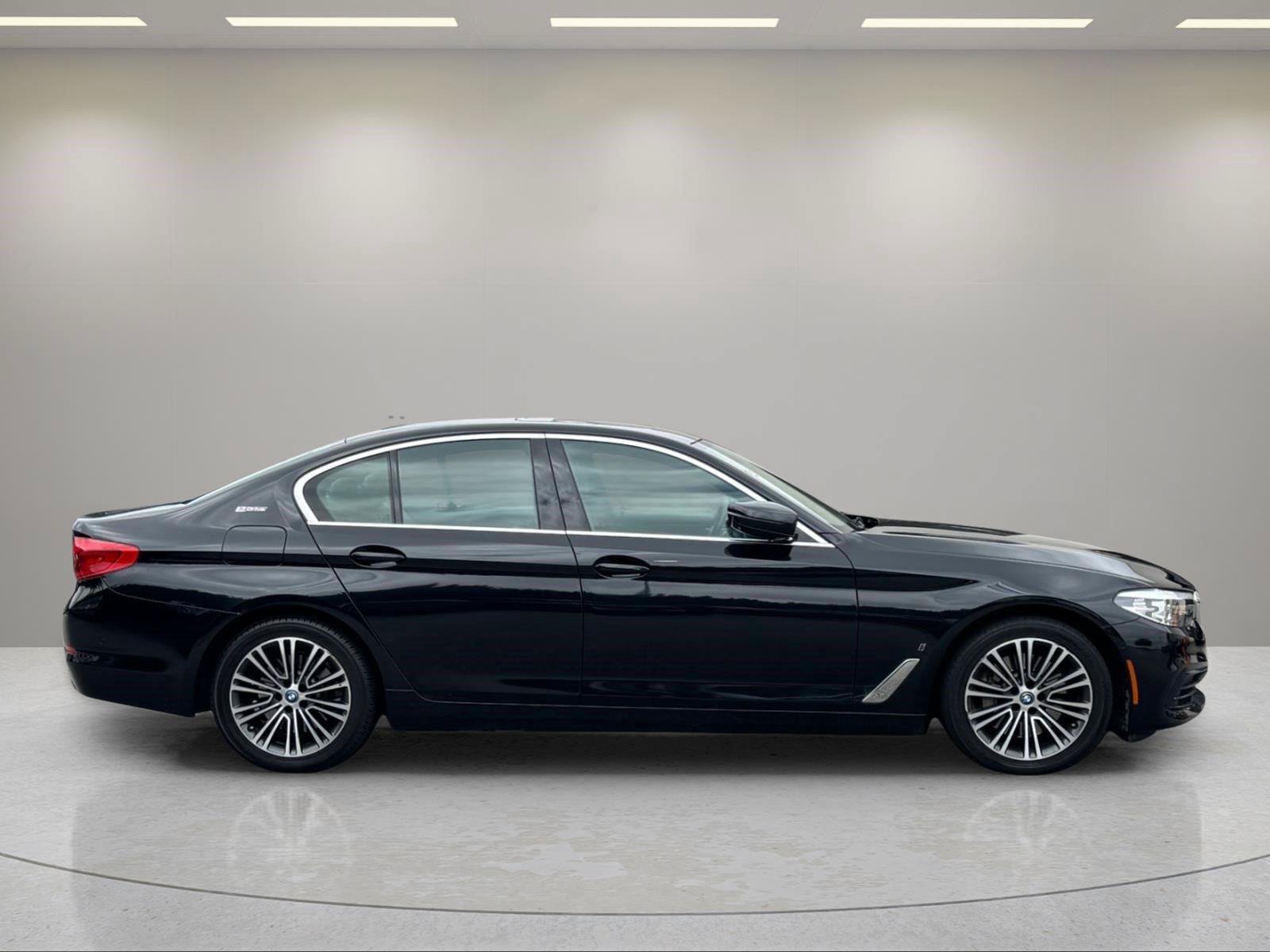 Used 2019 BMW 530e w/ Premium Package RWD image 6