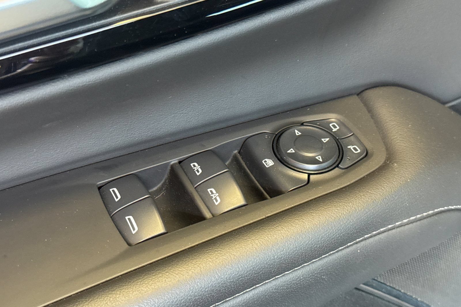 Used 2025 Chevrolet Suburban LT RWD image 11