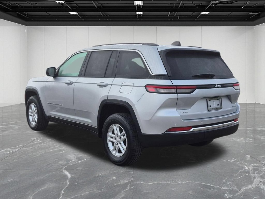 Used 2024 Jeep Grand Cherokee Laredo AWD/4WD image 3