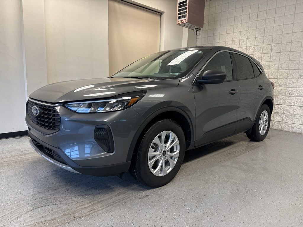 Used 2023 Ford Escape Active AWD/4WD image 2