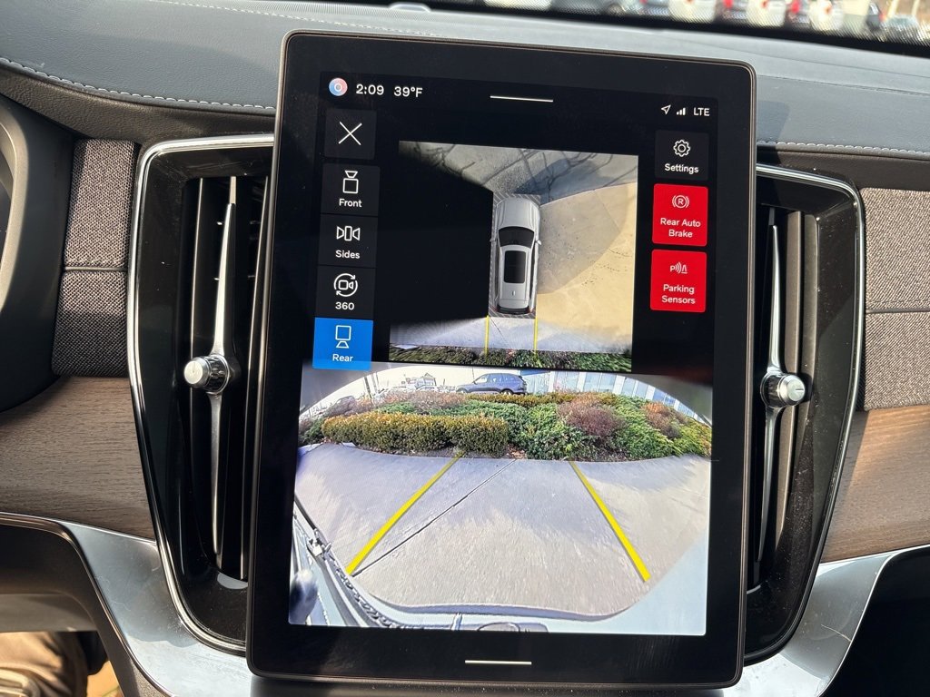 Certified 2025 Volvo XC90 B6 Plus image 28