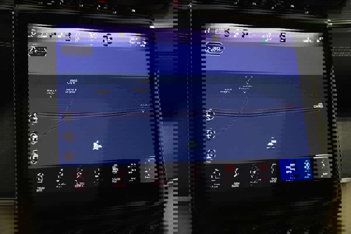 Used 2024 Jeep Grand Cherokee Limited w/ Luxury Tech Group II image 9