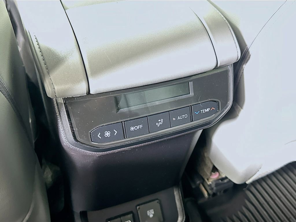 Used 2024 Toyota Highlander Limited image 30