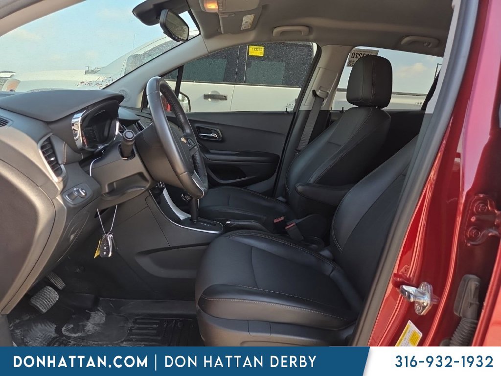 Used 2022 Chevrolet Trax LT w/ Sport Edition FWD image 3