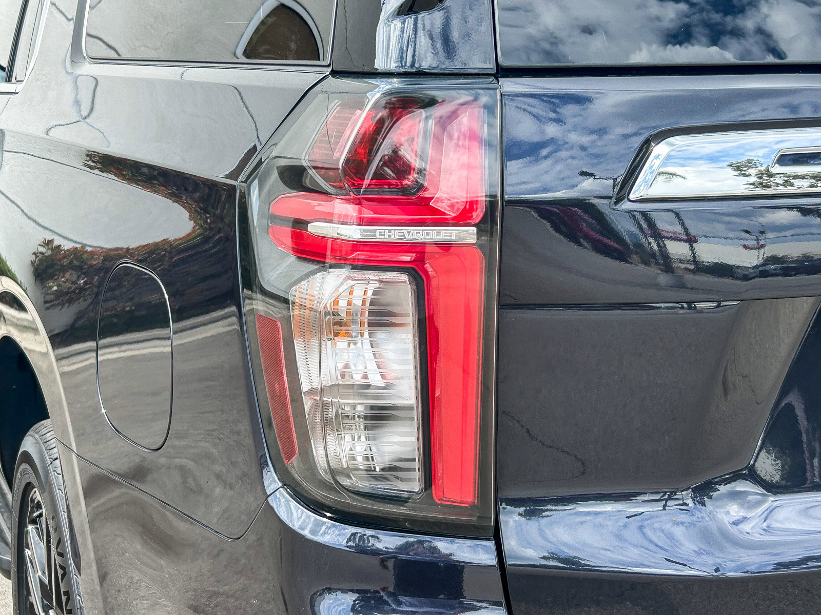 Used 2024 Chevrolet Suburban LT w/ Luxury Package image 9