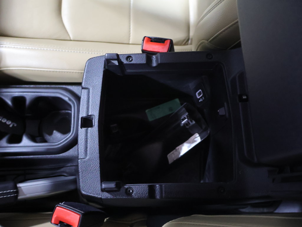 Used 2018 Jeep Wrangler Unlimited Sahara AWD/4WD image 31