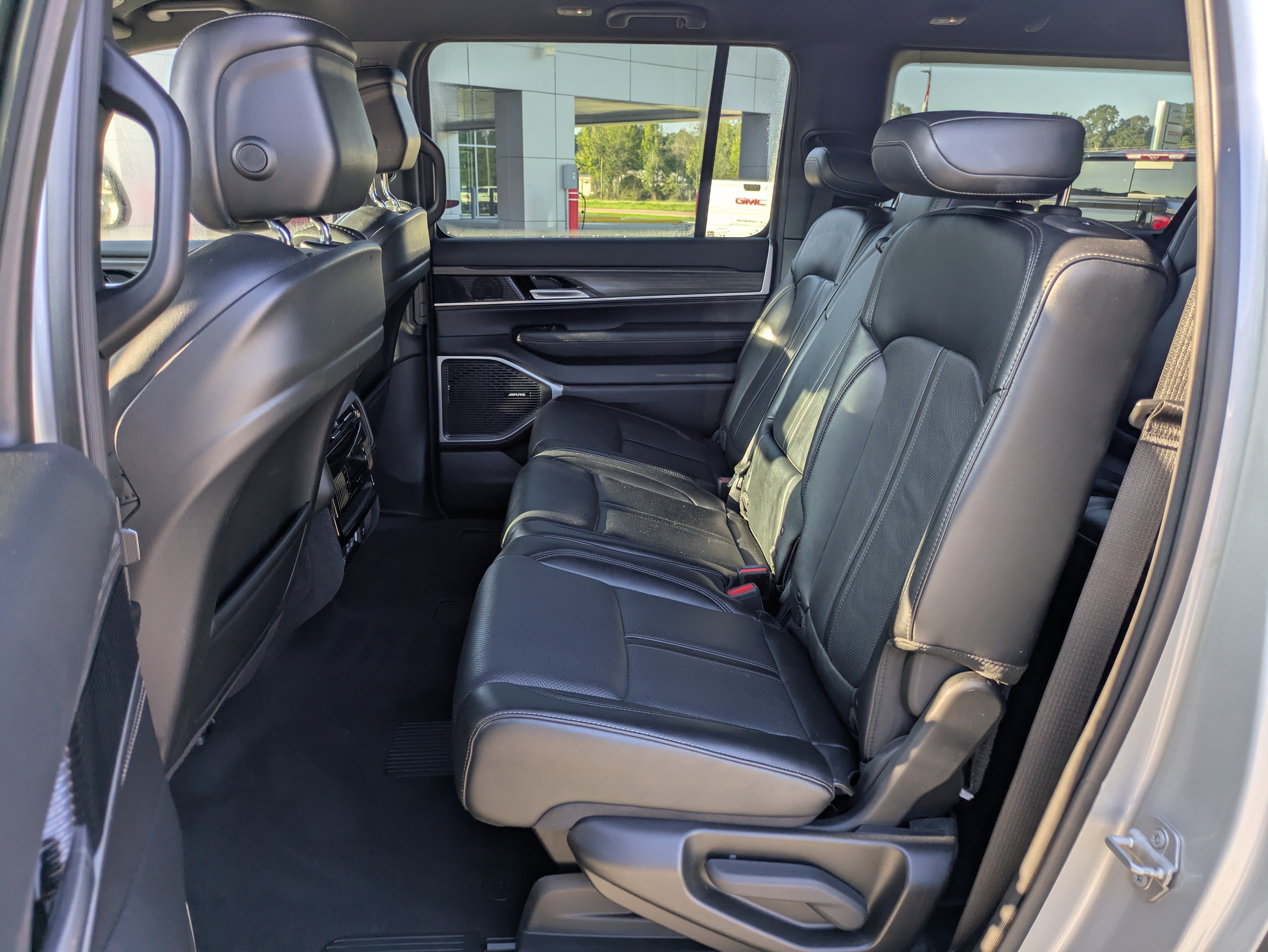 Used 2024 Jeep Wagoneer L Series II w/ Flexible Seating Group RWD image 7