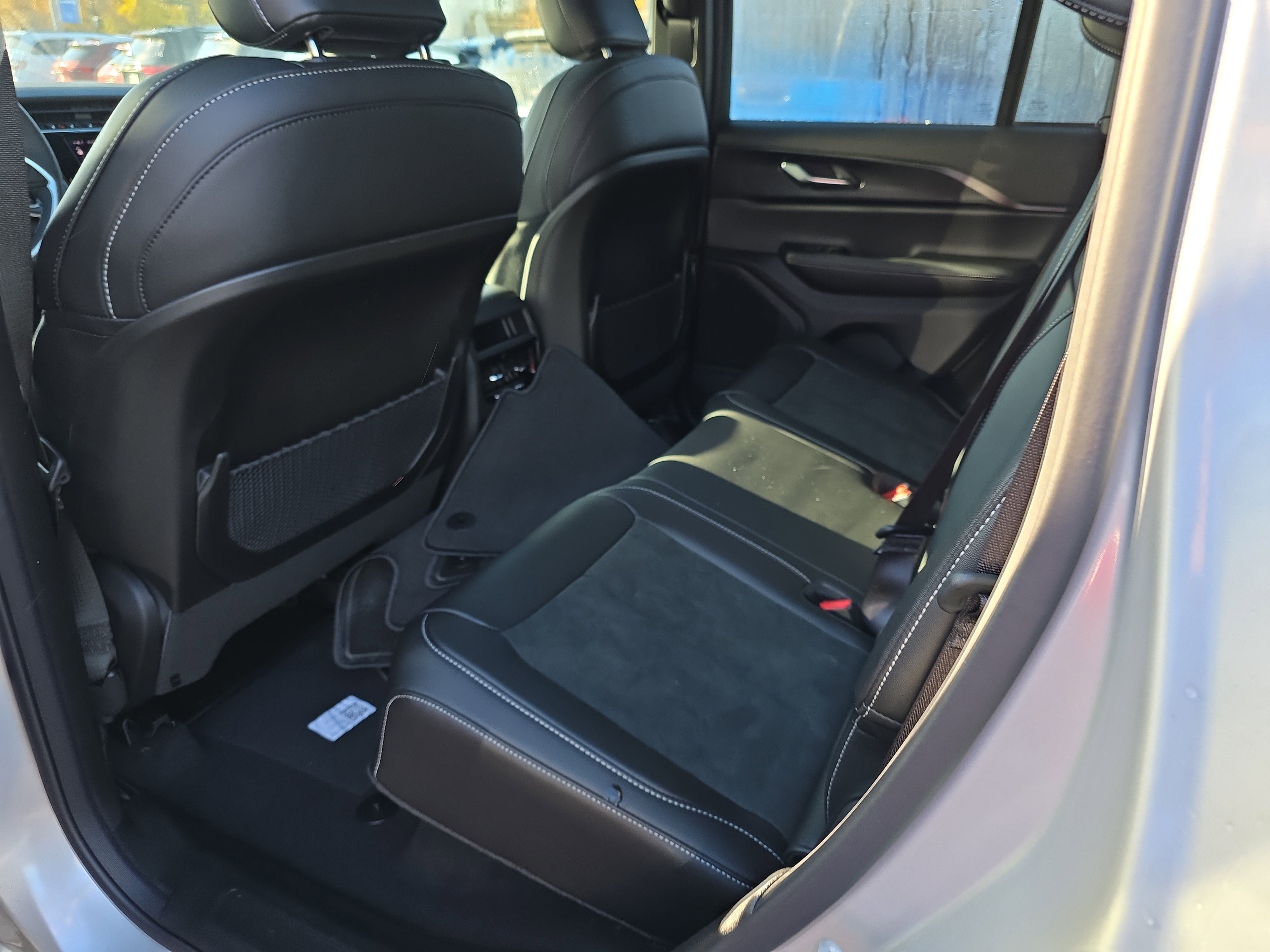 New 2025 Jeep Grand Cherokee Altitude image 14