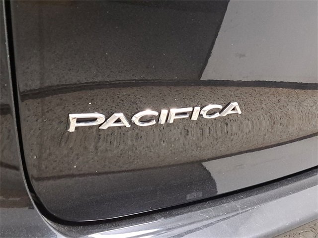 Used 2023 Chrysler Pacifica Touring-L image 9