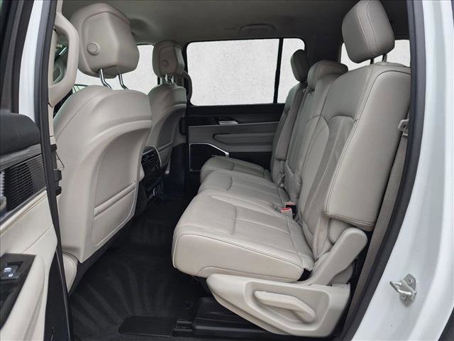 Used 2024 Jeep Wagoneer L Series II RWD image 17