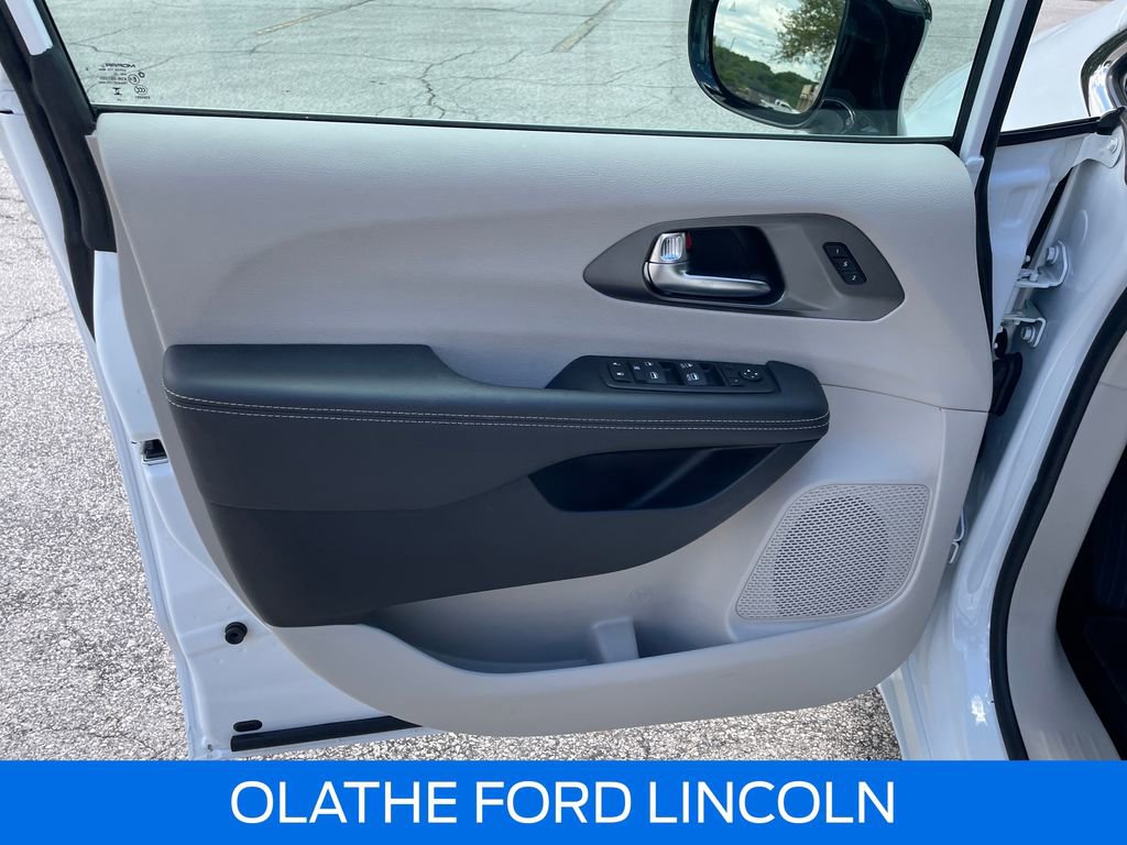 Used 2024 Chrysler Pacifica Touring-L FWD image 16