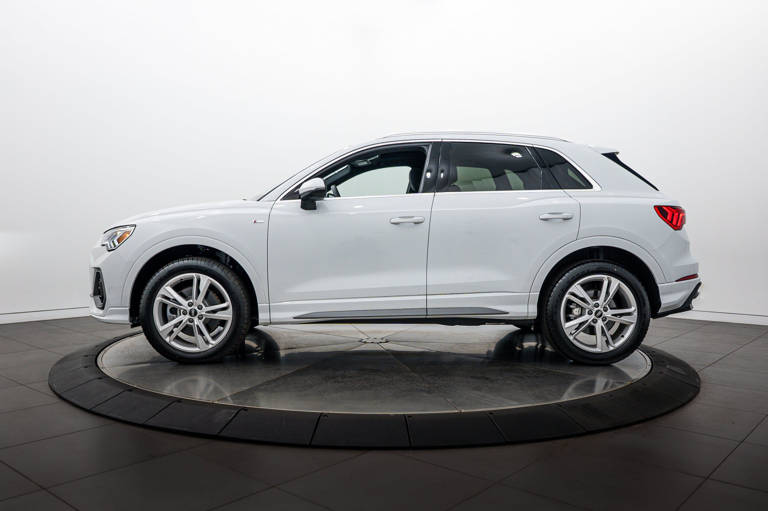 Certified 2023 Audi Q3 2.0T Premium AWD/4WD image 7