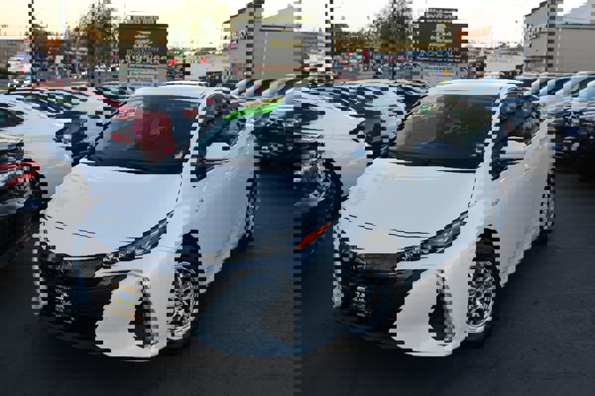 Used 2017 Toyota Prius Prime Premium image 39