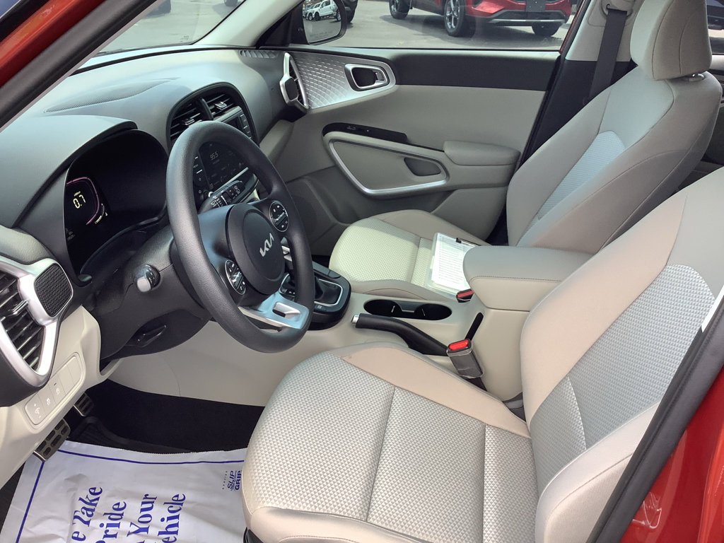 Used 2023 Kia Soul LX w/ LX Technology Package image 10