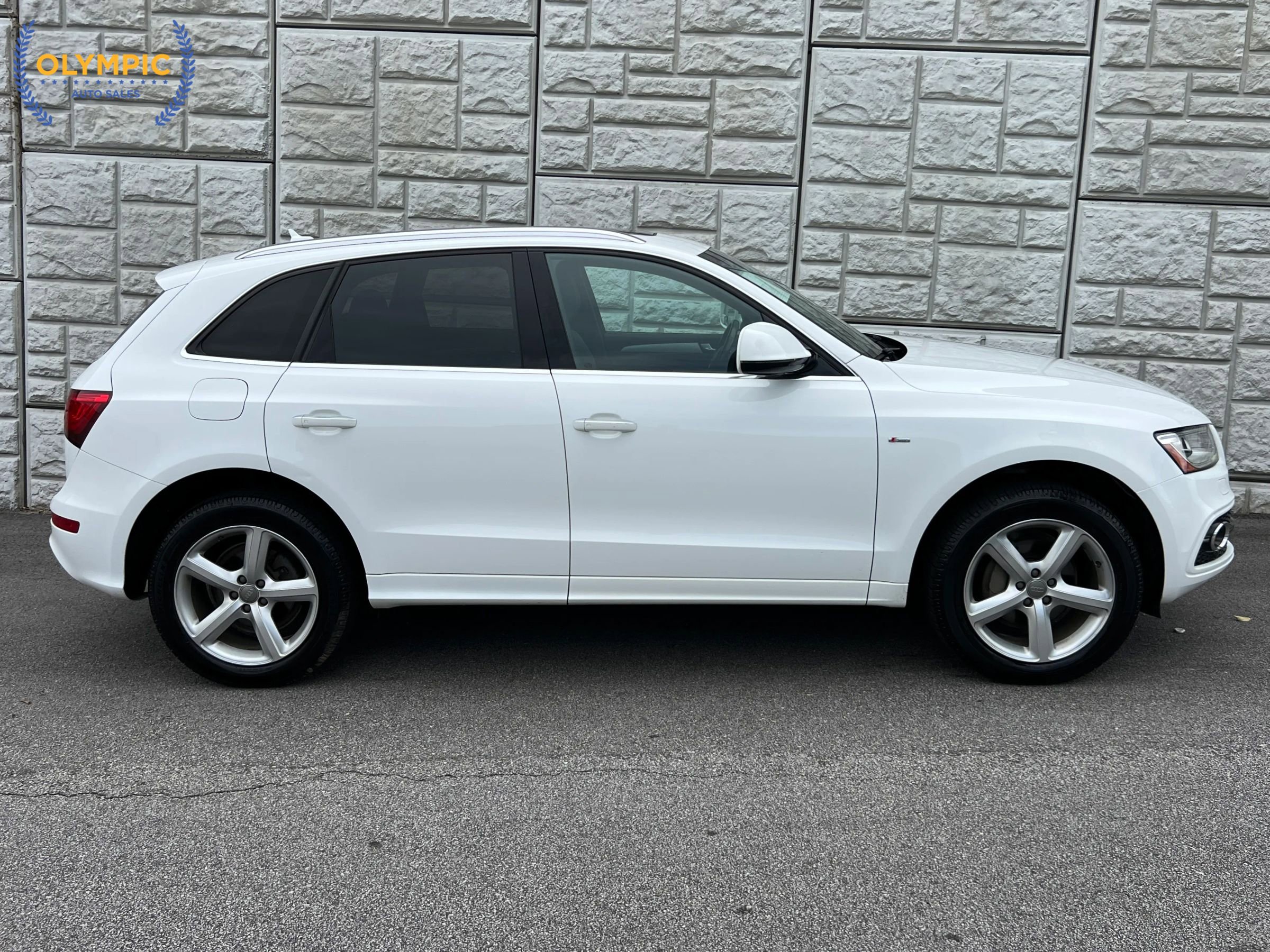 Used 2017 Audi Q5 2.0T Premium Plus w/ Technology Package AWD/4WD image 8
