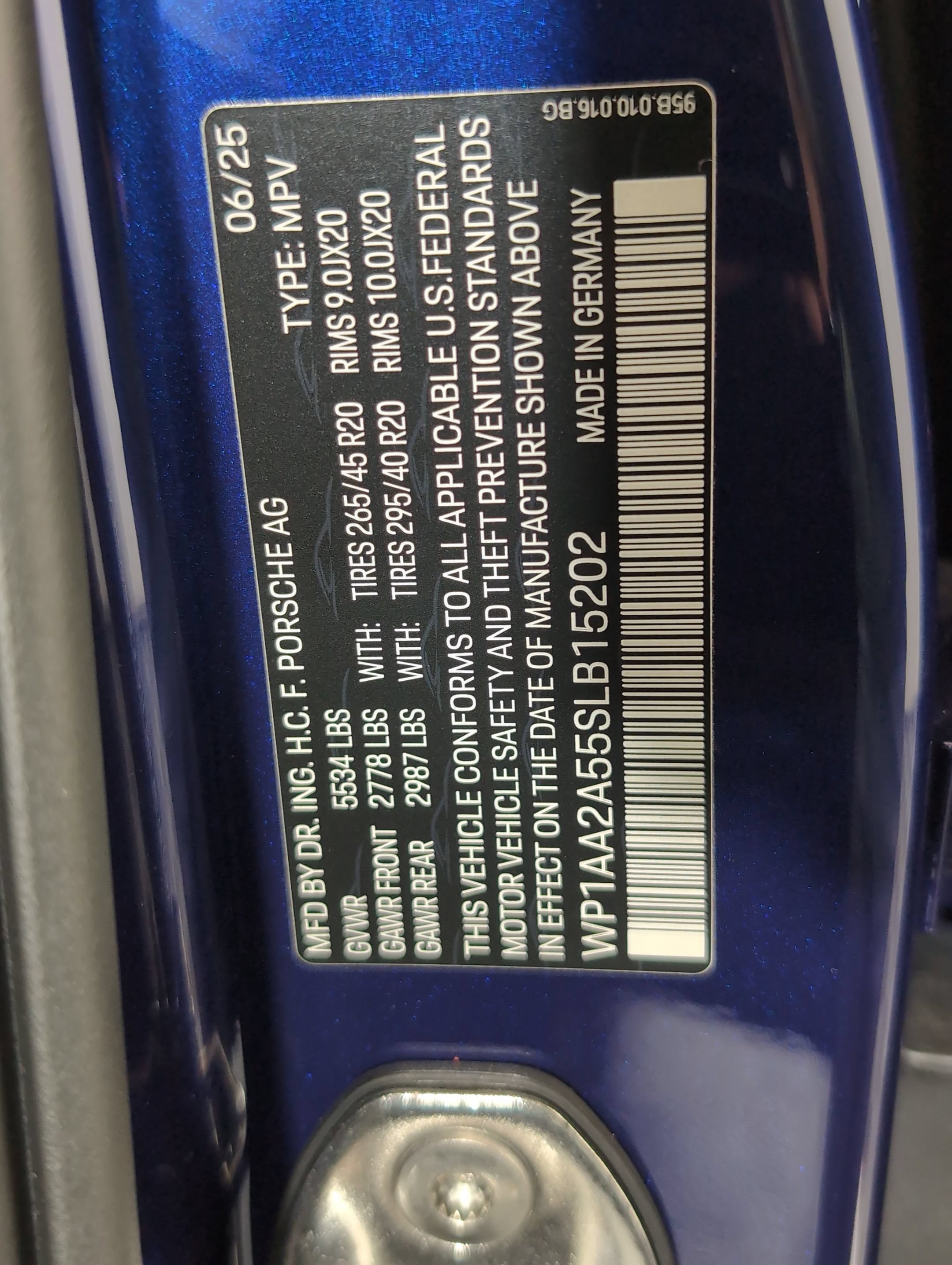 Certified 2025 Porsche Macan AWD/4WD image 27