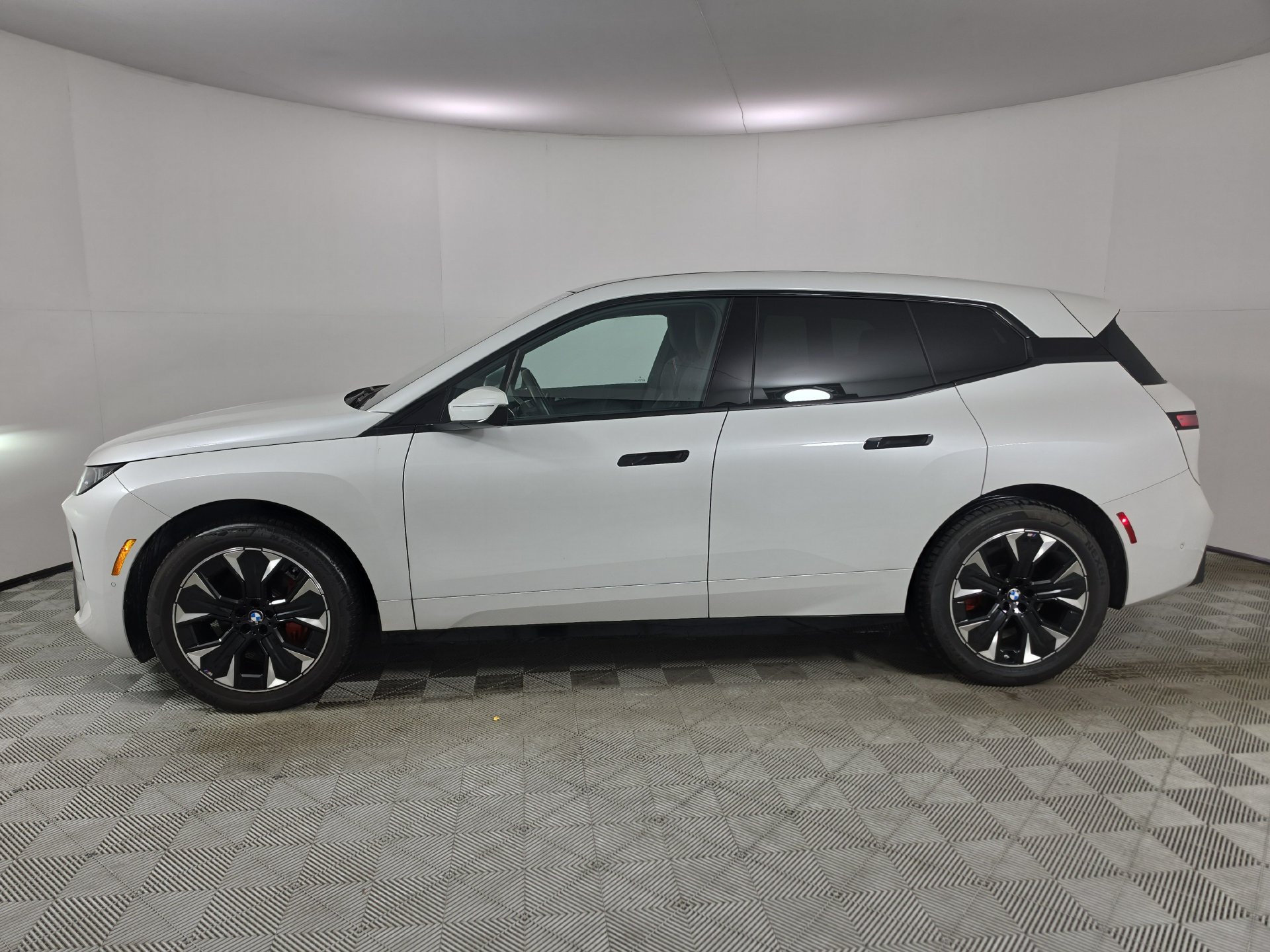 Used 2026 BMW iX xDrive45 w/ M Sport Package AWD/4WD image 2