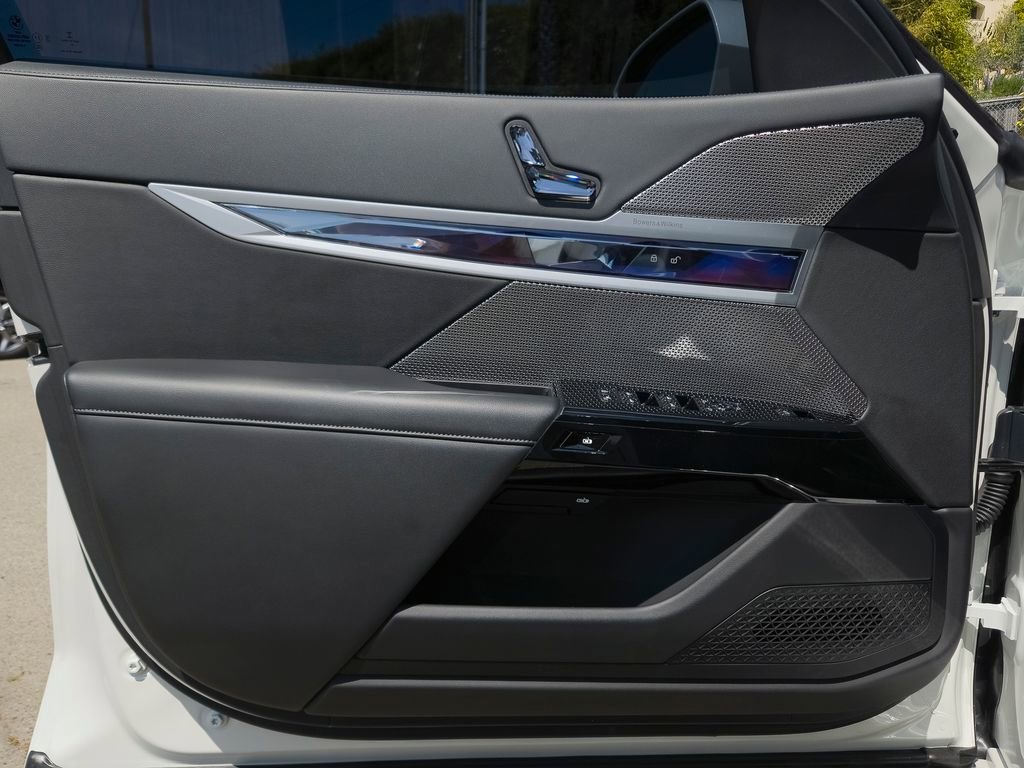 Used 2023 BMW 740i w/ Parking Assistance Package image 17