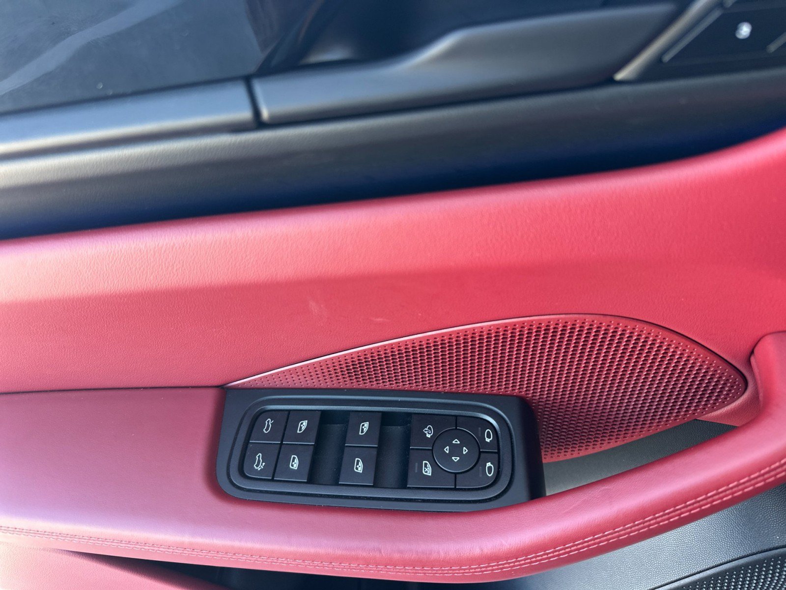Certified 2025 Porsche Macan 4 Electric AWD/4WD image 11