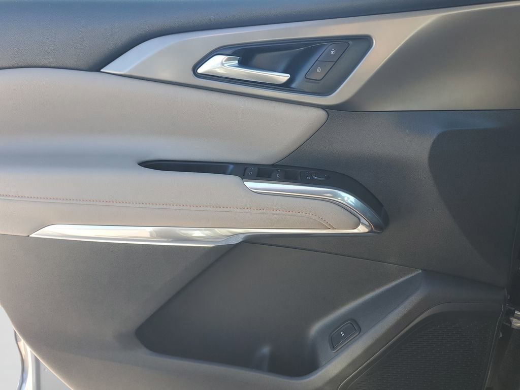 Certified 2025 Chevrolet Traverse LT FWD image 32