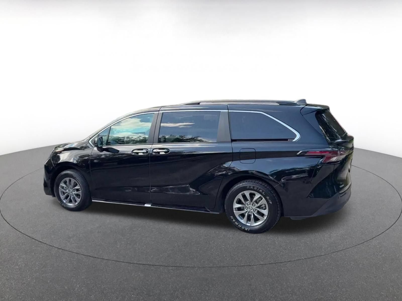 Used 2025 Toyota Sienna XLE FWD image 9