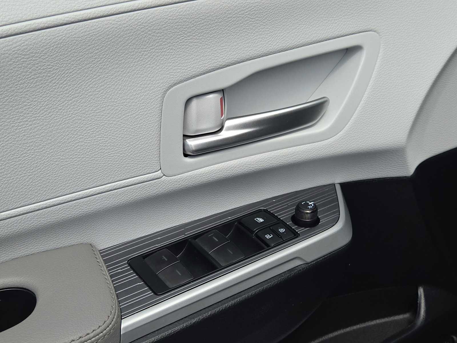 Used 2025 Toyota Sienna XLE AWD/4WD image 24