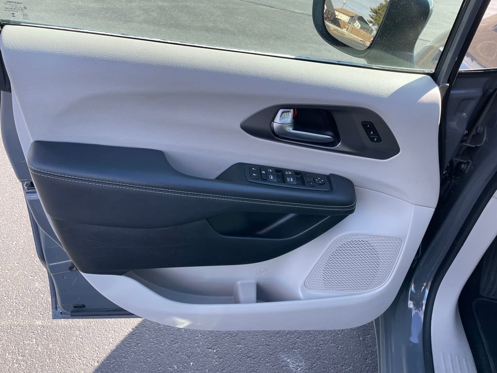 Used 2023 Chrysler Pacifica Touring-L image 10