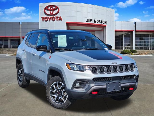 Used 2025 Jeep Compass Trailhawk image 1