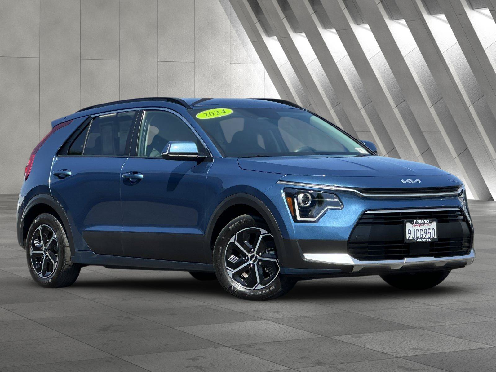 Used 2024 Kia Niro EX FWD image 2